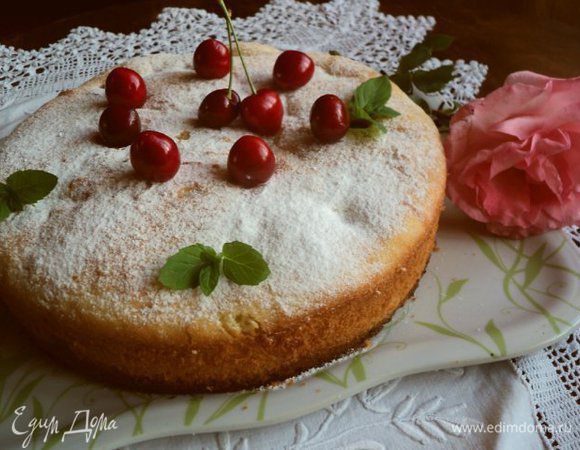 Посыпать сверху сахарной пудрой и украсить черешней. 