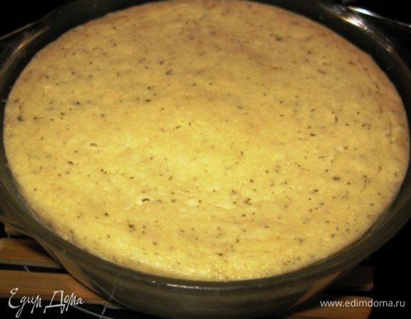 Все ингредиенты, кроме манки, взбить блендером. Добавить манку, тщательно перемешать, оставить на 30 мин. Смазать форму для СВЧ сливочным маслом. Творожную массу еще раз хорошо перемешиваем переливаем в форму, ставим в СВЧ при полной мощности на 10 мин. ВСЕ! Приятного аппетита!