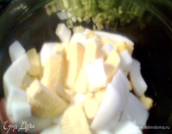 Отвариваем яйца,добавляем к рису.