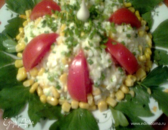 Выкладываем на листики петрушки,украшаем помидоркой,кукурузой и зелёными стебельками чесночка!