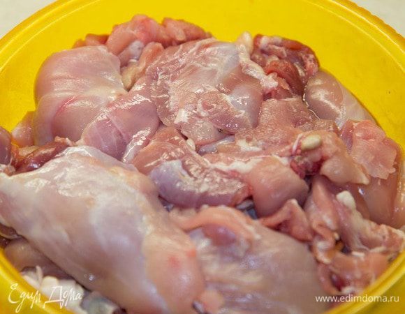 Срезаем с тушки кролика все мясо, в том числе и жирок, который есть у кролика.