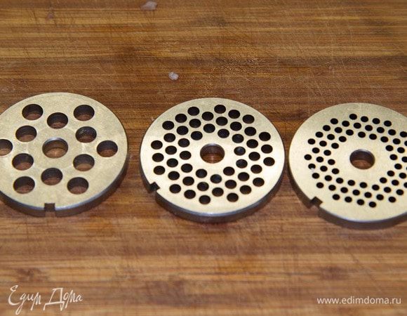 Выбираем сеточку к мясорубке с самым мелким сечением.