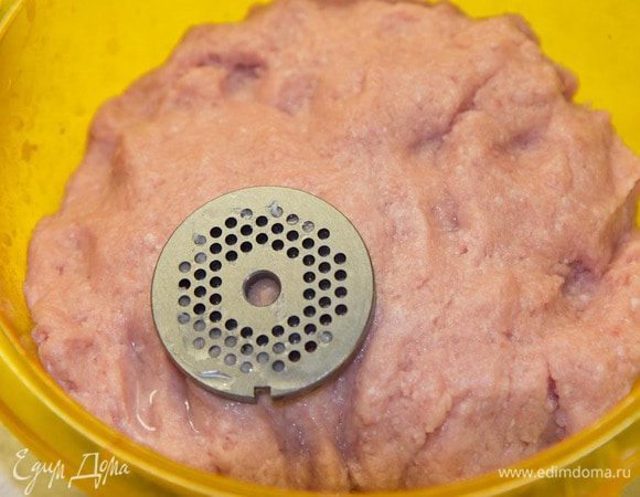 Пропускаем мясо через мясорубку 3 раза. Получается однородная масса.