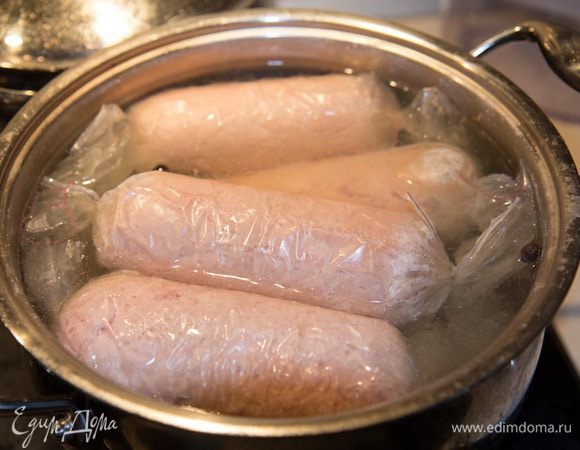 У меня не было натуральной оболочки, поэтому я делала колбасу в пленке для запекания. Берем фарш и делаем колбасу такой длинны, какой захотите (чтоб в кастрюлю поместилась:)).Заворачиваем в пленку для запекания и завязываем концы (выглядит как завернутая конфета). Завязать можно нитками, проволокой, которая идет в комплекте с пленкой, или просто пленку завязать.