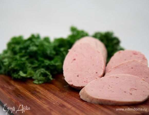 Теперь наливаем в кастрюлю воды кладем в нее лавровый лист (по желанию). Варим колбасу на самом маленьком огне 2 часа. Потом вынимаем из кастрюли, охлаждаем и ставим еще в холодильник на час. Теперь разрезаем. Удивляемся , что колбаса не серая, а приятного нежного светло розового цвета :). Пробуем и понимаем, что такое колбаса из мяса! Еще и из мяса кролика!