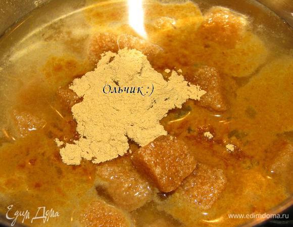 250 мл воды выливаем в кастрюльку, добавляем сахар и имбирь, доводим до кипения.