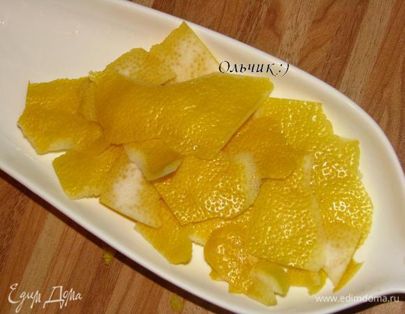 Добавляем цедру лимонов. Кипятим 5 минут.