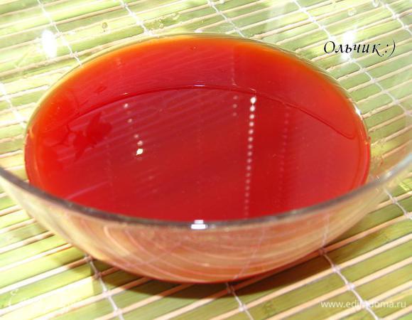 Процеживаем дважды, первый раз через сито, второй раз через сито с салфеткой.