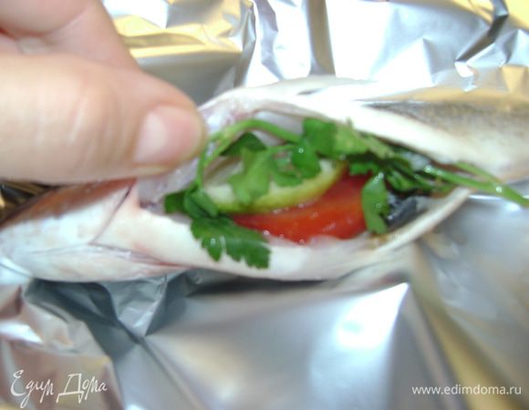 Рыбу очистить,вымыть,промокнуть.       Натереть солью и перцем внутри и снаружи.Все ингредиенты нарезать дольками и вложить внутрь рыбы.