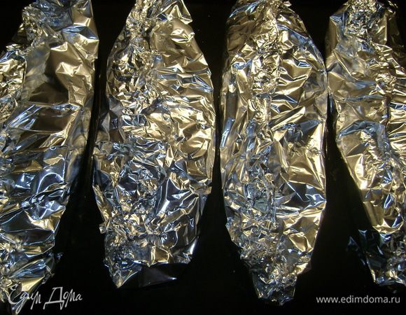 Положить на лист фольги,налить немного масла внутрь и снаружи,посыпать специями,завернуть в фольгу хорошо закрывая и в духовку на 10 мин при 230-250°C.