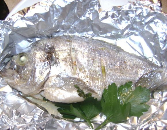 Подавать можно или в фольге или переложив на тарелку.                  Кушать подано..!