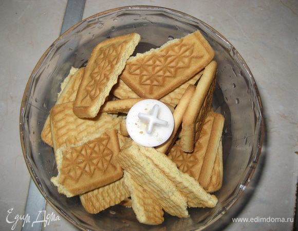 Готовим основу из печенья. Для этого печенье измельчаем в крошку блендером.