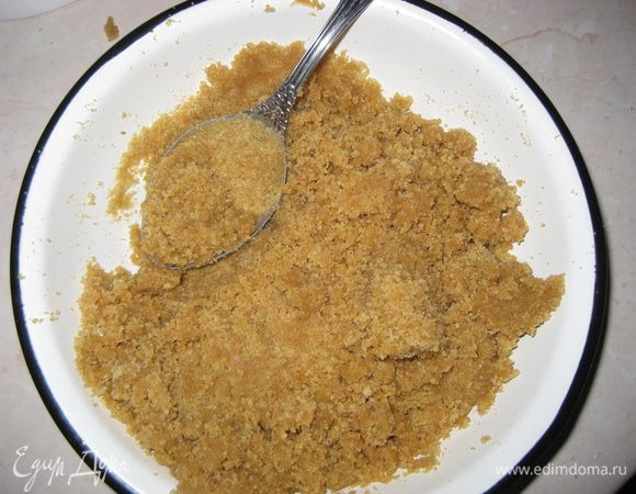 Соединяем печенье со сливочным маслом и хорошо перемешиваем.