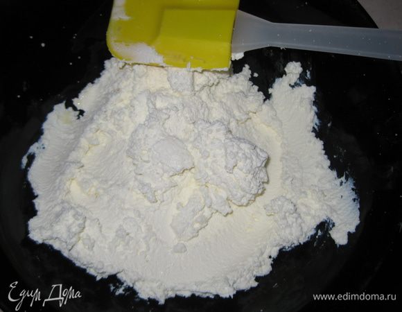 Творог взбиваем блендером или перемалываем на мясорубке 2 раза.