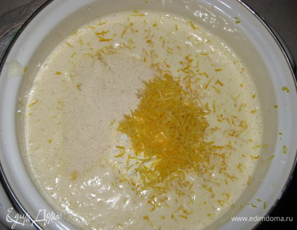 Добавляем к творогу взбитые яйца, манную крупу, лимонную цедру и вымешиваем.