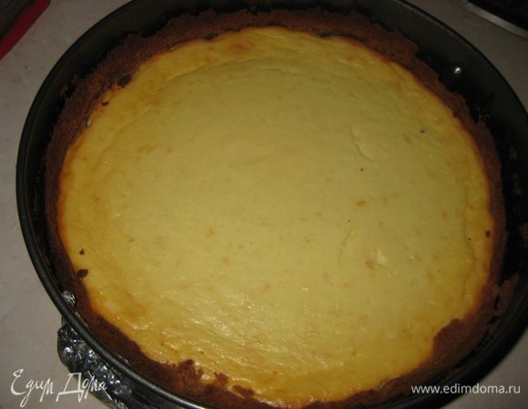 Выкладываем творожную массу на основу из печенья. Выпекаем в ранее разогретой духовке при температуре 180 гр. 1 час. Полностью отсужаем сырник.