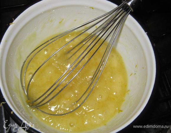 Готовим лимонный курд. Смешиваем в сотейнике сливочное масло, сахар, лимонный сок и цедру. Яйцо немного взбиваем и добавляем к смеси. Доводим до кипения и провариваем несколько минут до загустения, постоянно помешивая.