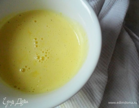 Смешать сливки с желтками,быстро перемешать и разлить по огнеупорным формочкам. Пойдет даже обычная стеклянная баночка.