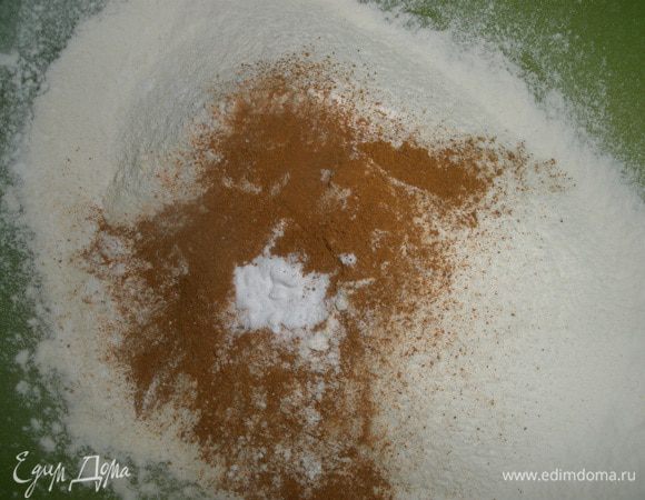 Муку смешать с разрыхлителем, содой и корицей.