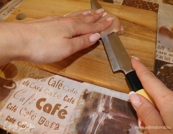 Берем куриное филе, моем его, обсушиваем с помощью бумажного полотенца, выкладываем на досточку и разрезаем вдоль на две половинки.