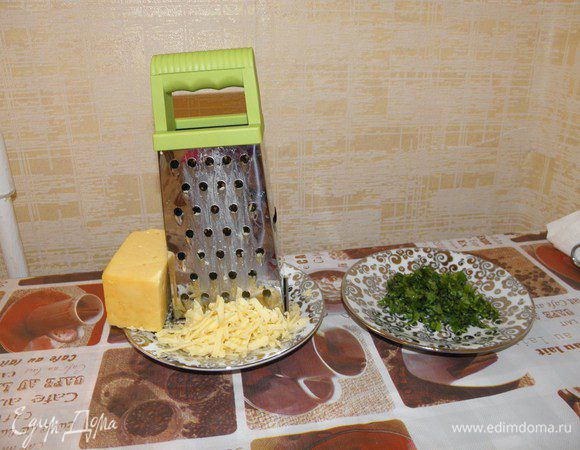 Подготовим сразу начинку. Натираем твердый сыр и мелко рубим зелень