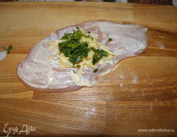 Слегка отбиваем, солим, перчим, переворачиваем вверх стороной, там где у нас пленка, смазываем майонезом и выкладываем начинку