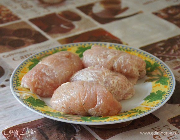 Затем аккуратно закутываем и формируем котлету, так чтобы у нас не было явных пространств через которые может вытечь сыр, сверху котлету обмазываем немного майонезом