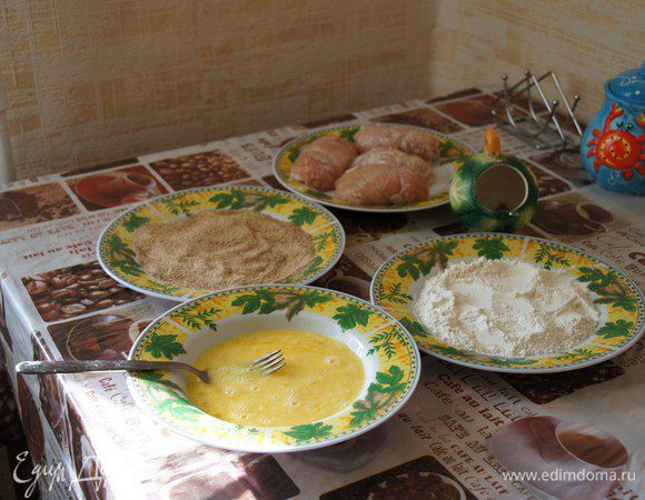 Теперь нам необходимо сделать "корочку" для котлет, для этого берем: муку, панировочные сухари и яйца (слегка взбиваем вилкой и немного солим)