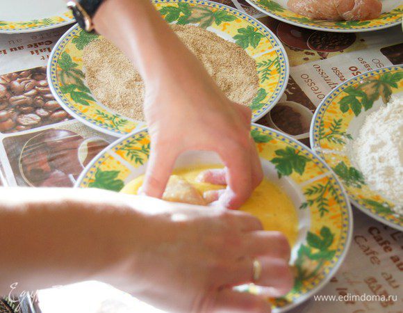 Берем котлету, обмакиваем ее в муке, затем окунаем в яйца