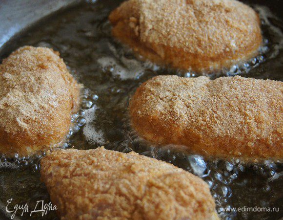 Нагреваем сковороду, добавляем туда достаточно много подсолнечного масла, опять же нагреваем и начинаем жарить котлеты на среднем огне.