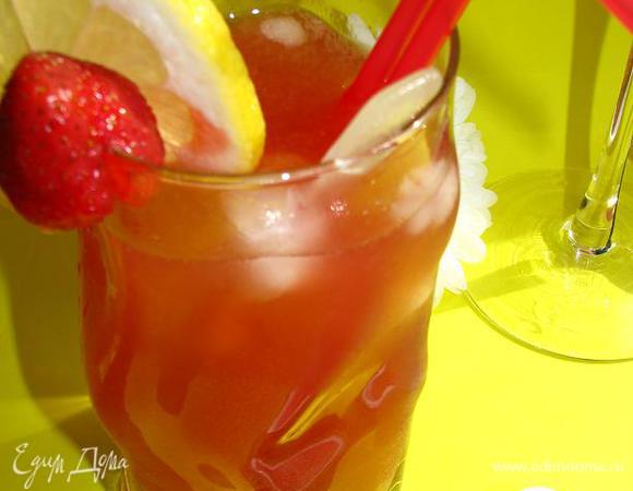 Разливаем по бокалам со льдом. (Для красоты в формочки для льда выкладываем по ломтику клубники. Когда лёд застынет получится клубничная льдинка) Подаваём тут же!