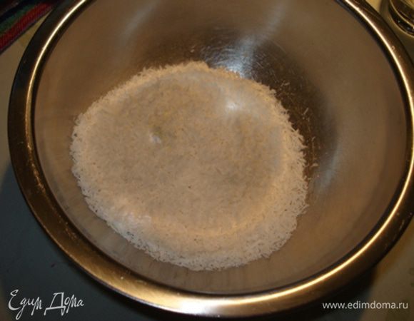 Основу необходимо выпекать заранее,т.к. она должна "отдохнуть"24 часа.
Основа:
Духовку разогреть до 180°.
Смешать сах.пудру,миндаль и стружку.