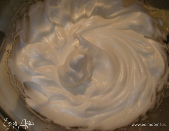 Отдельно взбить белки с сахаром до устойчивых пиков.