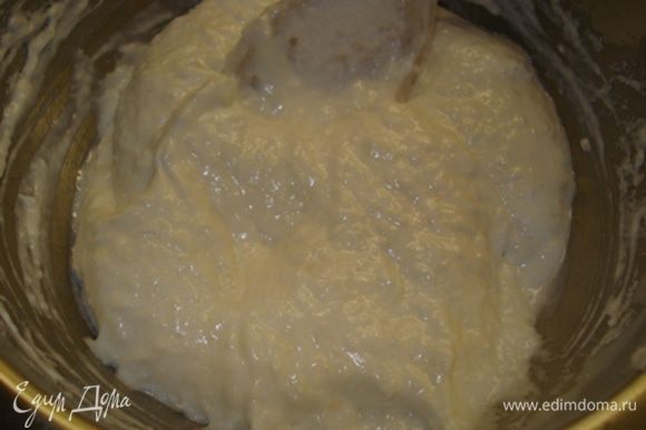Вмешать белок в миндальную смесь.Перелить тесто в форму,выпекать 15-20 мин.Готовность проверить зубочисткой.