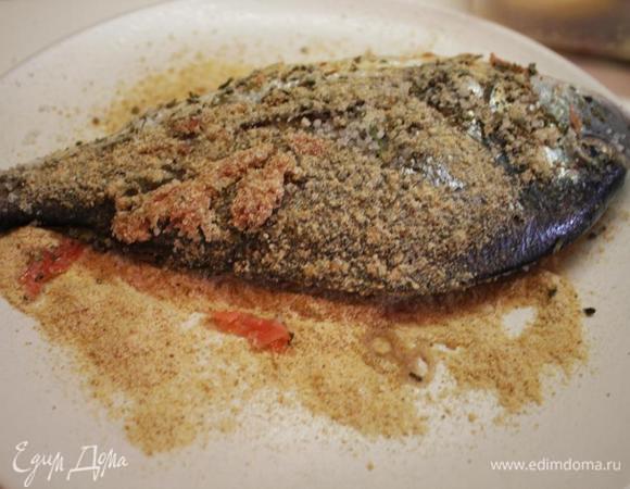 Достаем рыбку из маринада, смазываем оливковым маслом, сбрызгиваем соком лайма и обваливаем в сухарях.