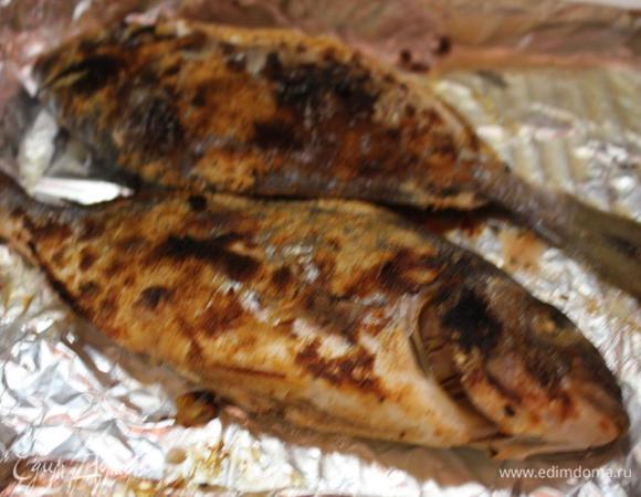 Пока делается рыба я сделала салат- руккола+шпинат+рубленный лайм + плюс черри помидорки. Вот такой легкий салат вместо гарнира был у нас к рыбе. 
Ужин в средиземноморском стиле- вкусный и легкий удался. А к ужину вполне подойдет тосканское белое сухое вино, ну или текила, кто любит покрепче ))) У нас было вино и свежевыжатый сок из огурцов, яблок , сельдерея и лимона с мятой!