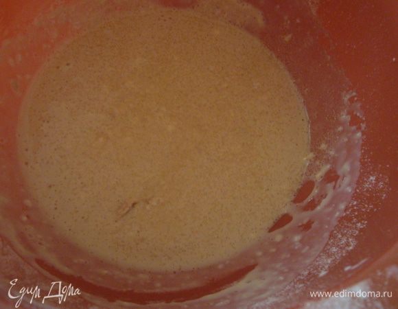 в теплое молоко всыпаем дрожжи, добавляем муку, перемешиваем. 