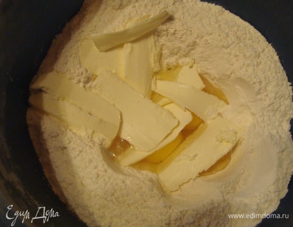 делаем тесто. просеиваем муку, смешиваем ее с сахаром и солью, делаем ямку, куда вливаем яйца. сверху тонкими кусочками режем масло (комнатной температуры). в центр выливаем дрожжевую смесь и 