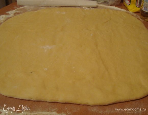 обильно посыпаем стол мукой, раскатываем тесто.