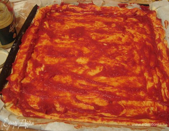 смазываем тесто томатной пастой, горчицей и перчиком (у меня это паста из паприки, привозили из Венгрии, может, у нас тоже что-то такое есть)