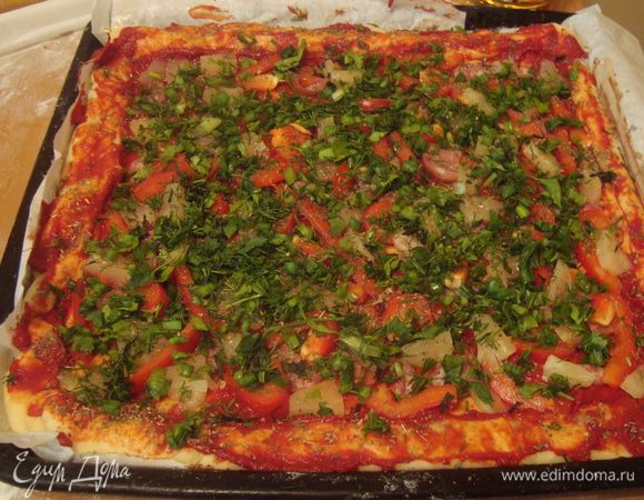 раскладываем порезанные помидоры, перец, ананасы. посыпаем специями. сверху посыпаем зеленью. отправляем в духовку на 25-30мин

за 10 мин до готовности посыпаем натертым сыром