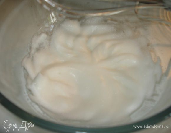 Отдельно взбить белок до легких пиков.