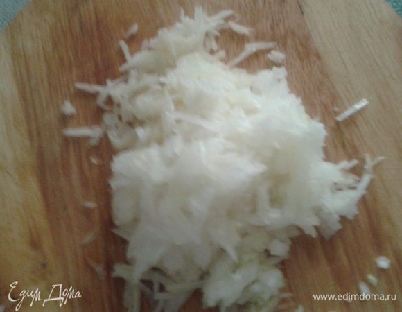 Лук и картофель натрите на мелкой терке.