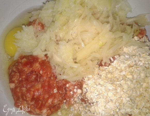 Мясной фарш и овсяные хлопья перемешайте, добавьте молоко, яйца, картофель, лук.