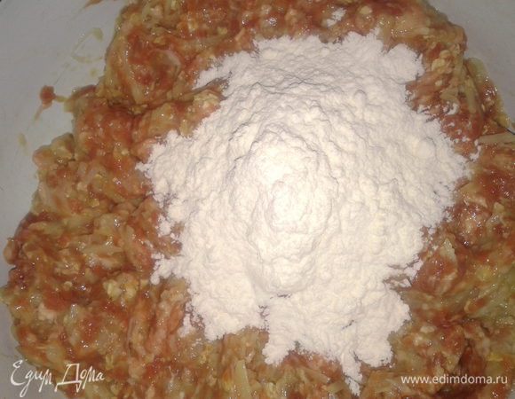 Добавьте муку, соль, перец, тимьян и тщательно перемешайте.