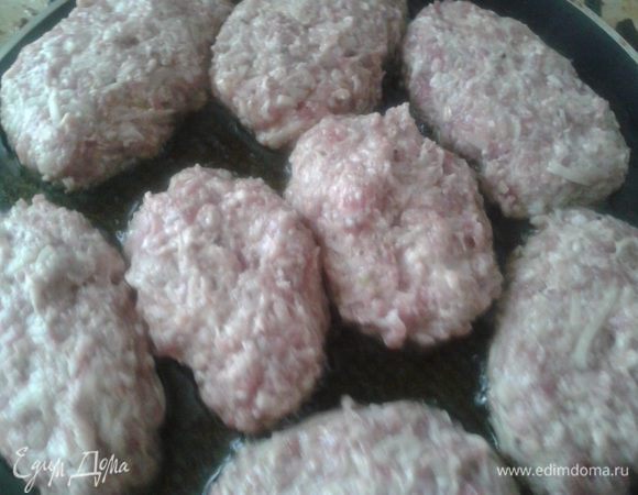 Из фарша сформируйте котлеты и обжарьте в разогретом масле.