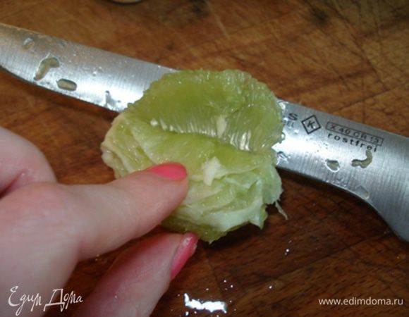 Желатин замочить в холодной воде.Лаймы очистить от шкурки. Каждую дольку от междольной пленки. Пюрировать мякоть