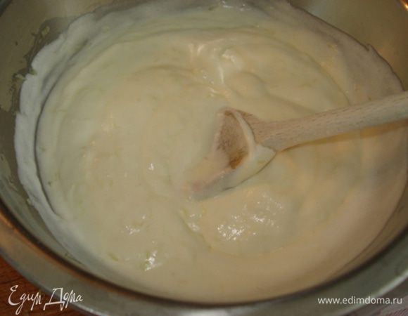 Затем снять с огня,вмешать мерeнгу и взбитые сливки.
Перелить мусс в форму на меренгу.ПОставить в холодильник на 2-3 ч.