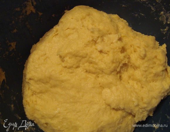 замешиваем тесто. оно получается вязким и довольно липким.