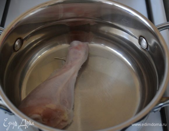 С куриной голени снять кону, положить в кастрюльку залить водой, и варить 5 мин, затем добавить порезанный картофель, немного присолить, бросить лаврушку. Варить до готовности картошки и мяса. Затем голень вынимаем, рвем мясо на небольшие кусочки, картошку подавить толкучкой.